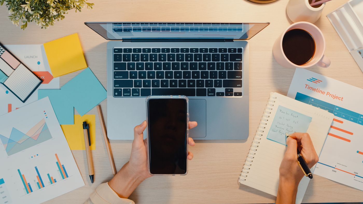 Planowanie publikacji – telefon, laptop i notatki